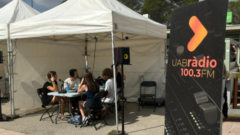 ComunitàriaUAB amb la carpa de UABràdio